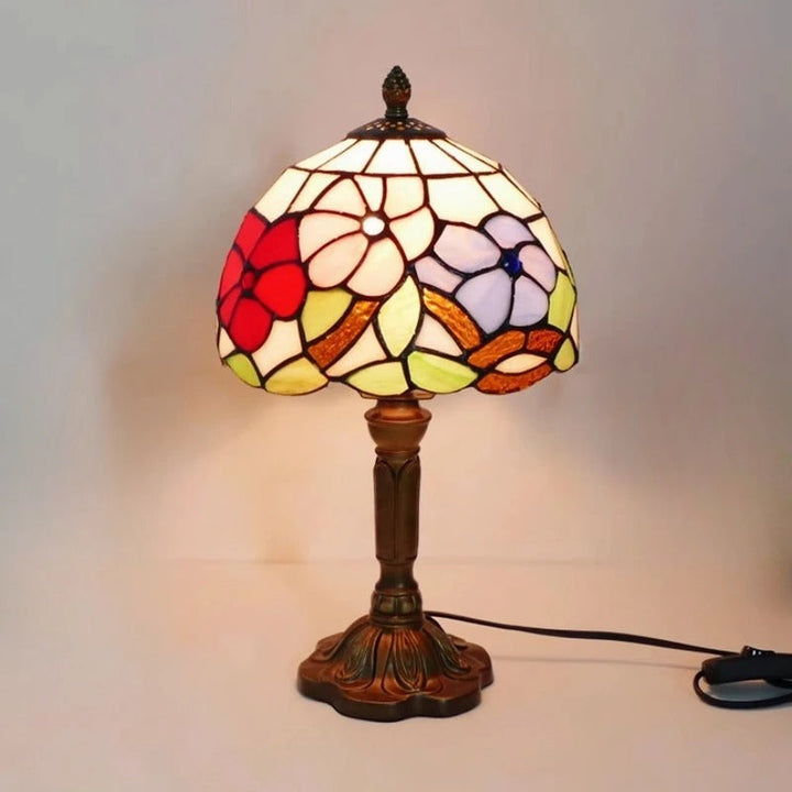 Lámpara de mesa decorativa LED Tiffany barroca. Ideal para dormitorio, crea un ambiente vintage elegante.