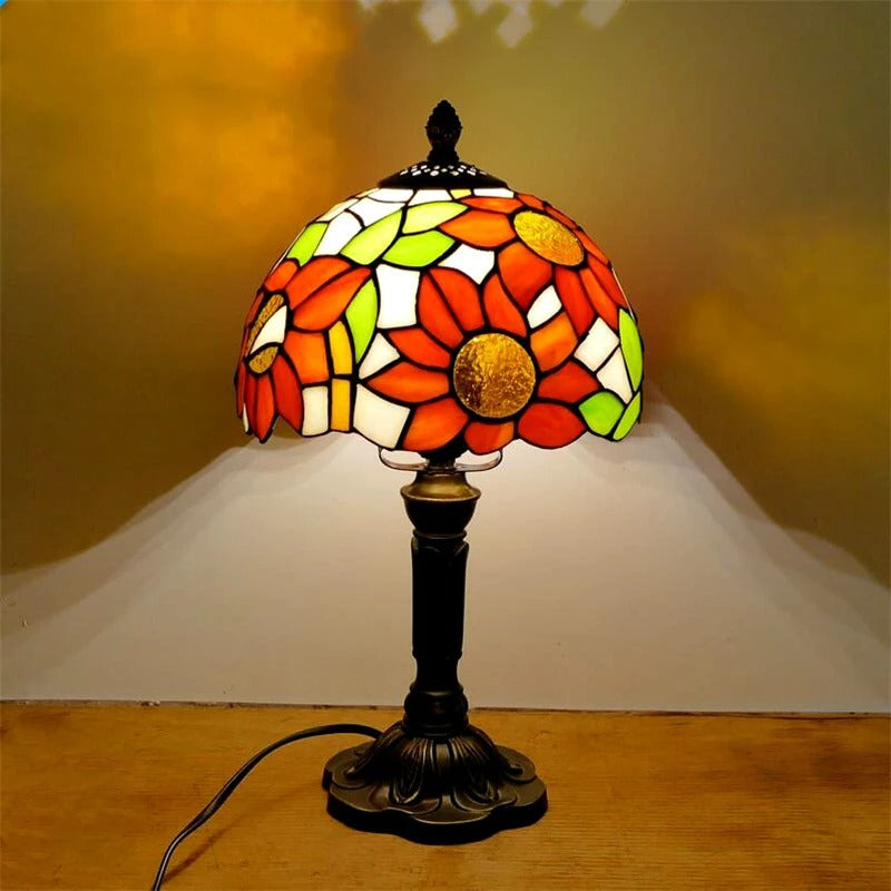 Lámpara LED de mesa vintage con diseño barroco Tiffany. Aporta iluminación cálida y estilo retro al hogar.
