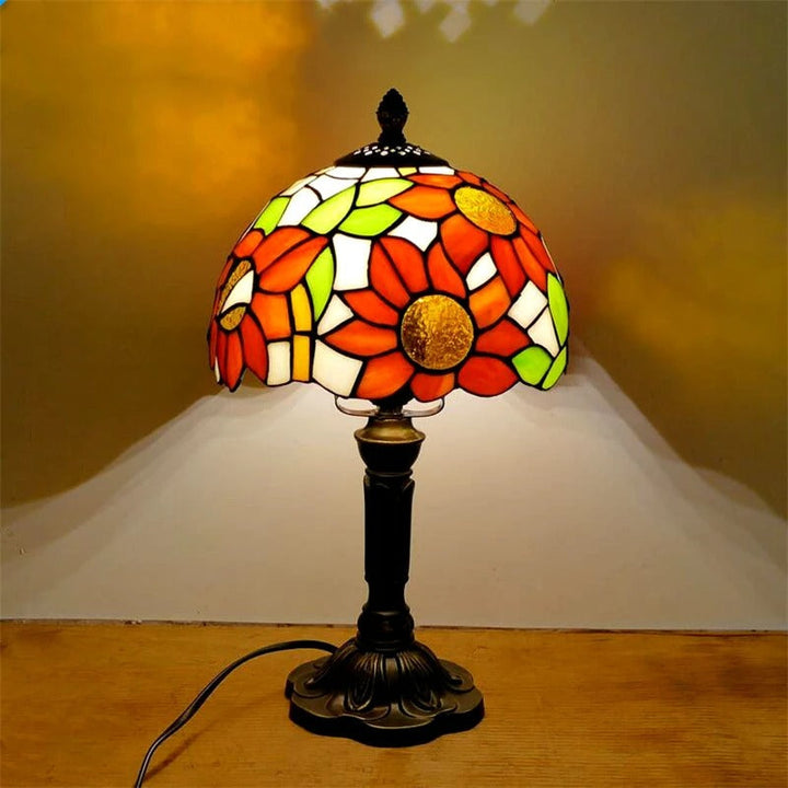 Lámpara LED de mesa vintage con diseño barroco Tiffany. Aporta iluminación cálida y estilo retro al hogar.