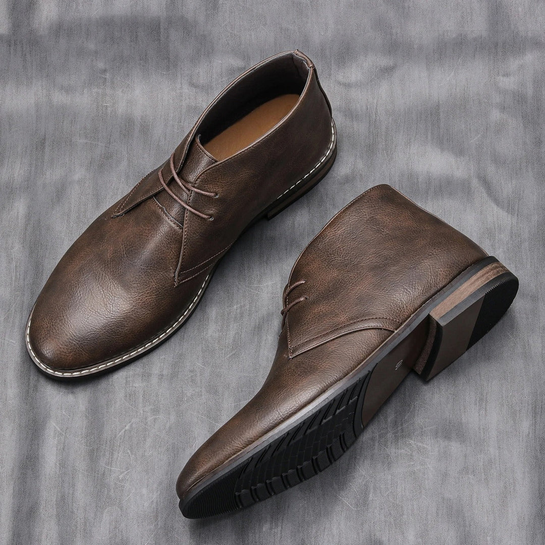 Zapatos de hombre marrones vintage, elegantes para oficina. Calzado versátil de moda masculina clásica.