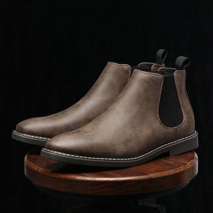 Botas Chelsea hombre con suela robusta, ofreciendo durabilidad y estilo masculino contemporáneo.