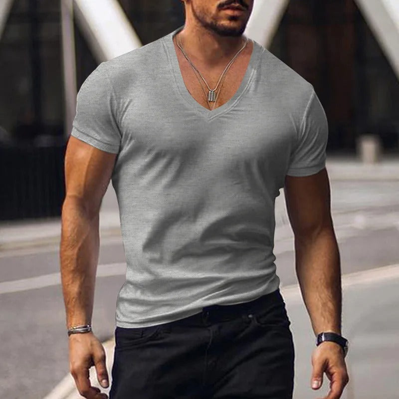 Camiseta casual de verano para hombre con escote en V profundo. Confort y estilo para la moda masculina.