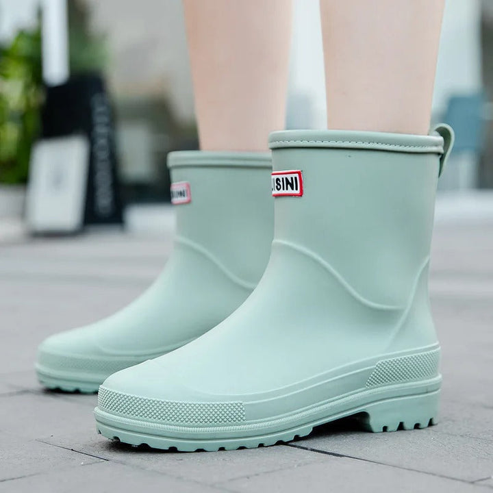 Botas impermeables de media caña para mujer, ideales para lluvia y moda de invierno.