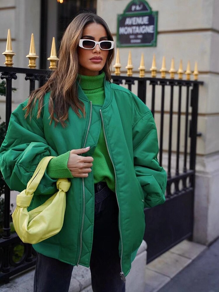 Chaqueta bomber oversize urbana para mujer, estilo casual y cómodo.