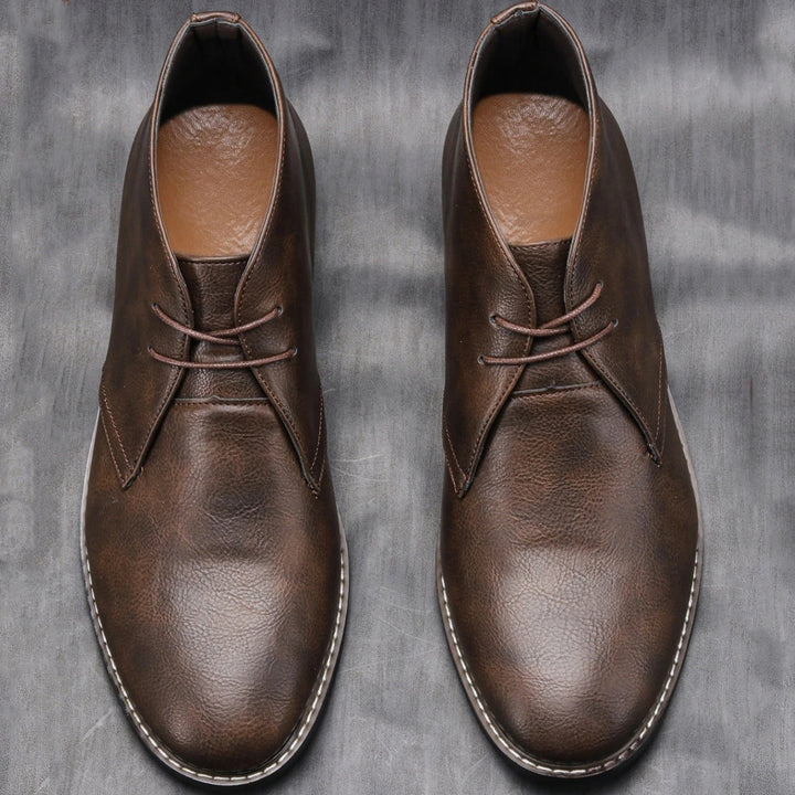 Estilosos zapatos de hombre marrones. Calzado vintage elegante, ideal para oficina y eventos, con confort.