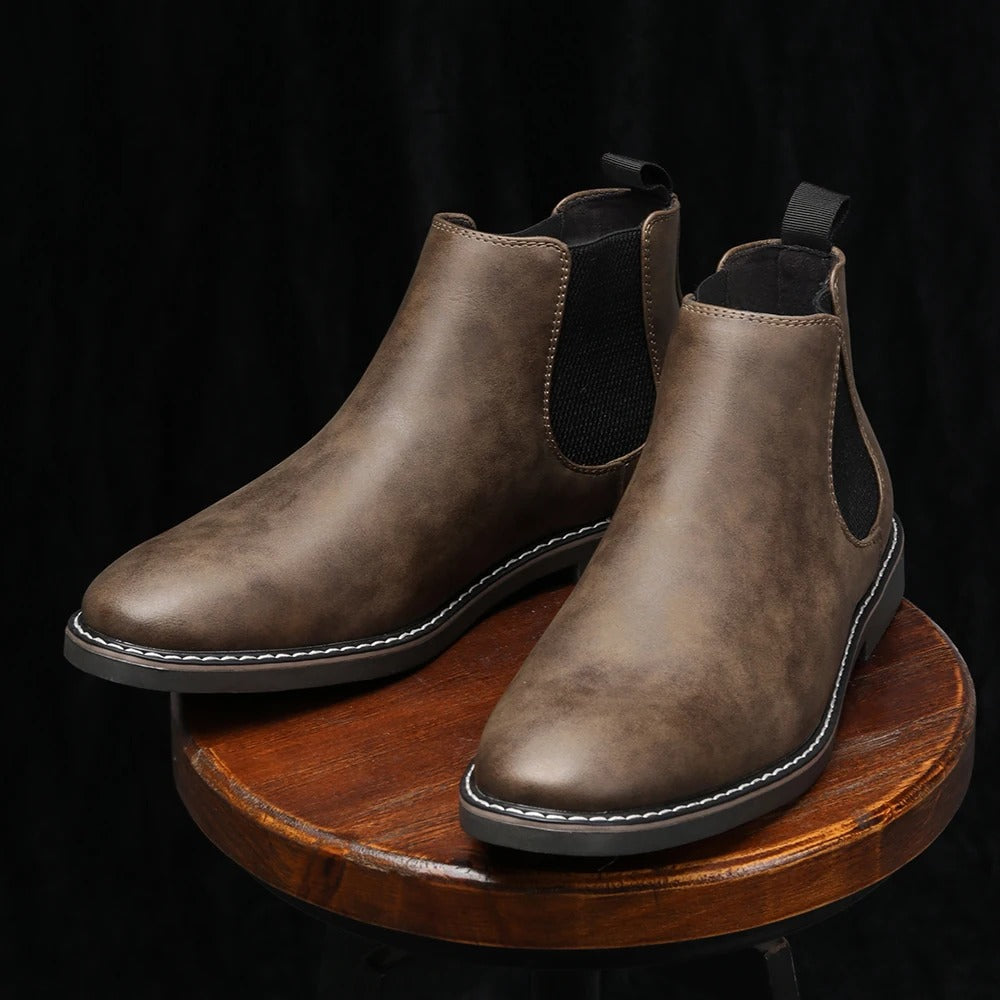 Vista lateral de botines Chelsea para hombre, destacando su silueta clásica y comodidad.
