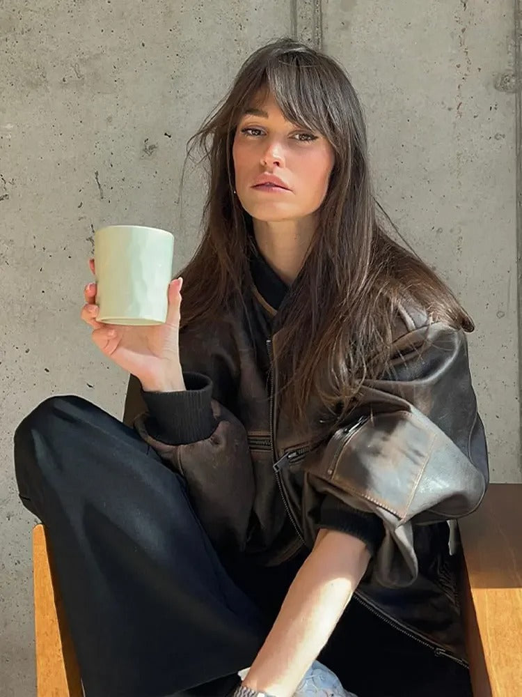 Cazadora bomber mujer, estilo vintage urbano, corte clásico para un look moderno y elegante.