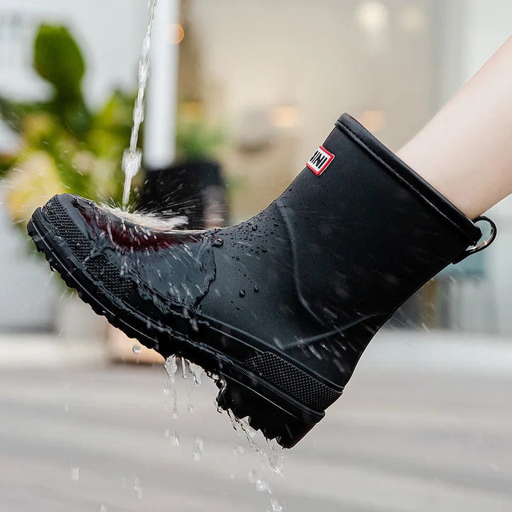 Elegantes botas impermeables de mujer, media caña, estilo moderno para otoño e invierno.