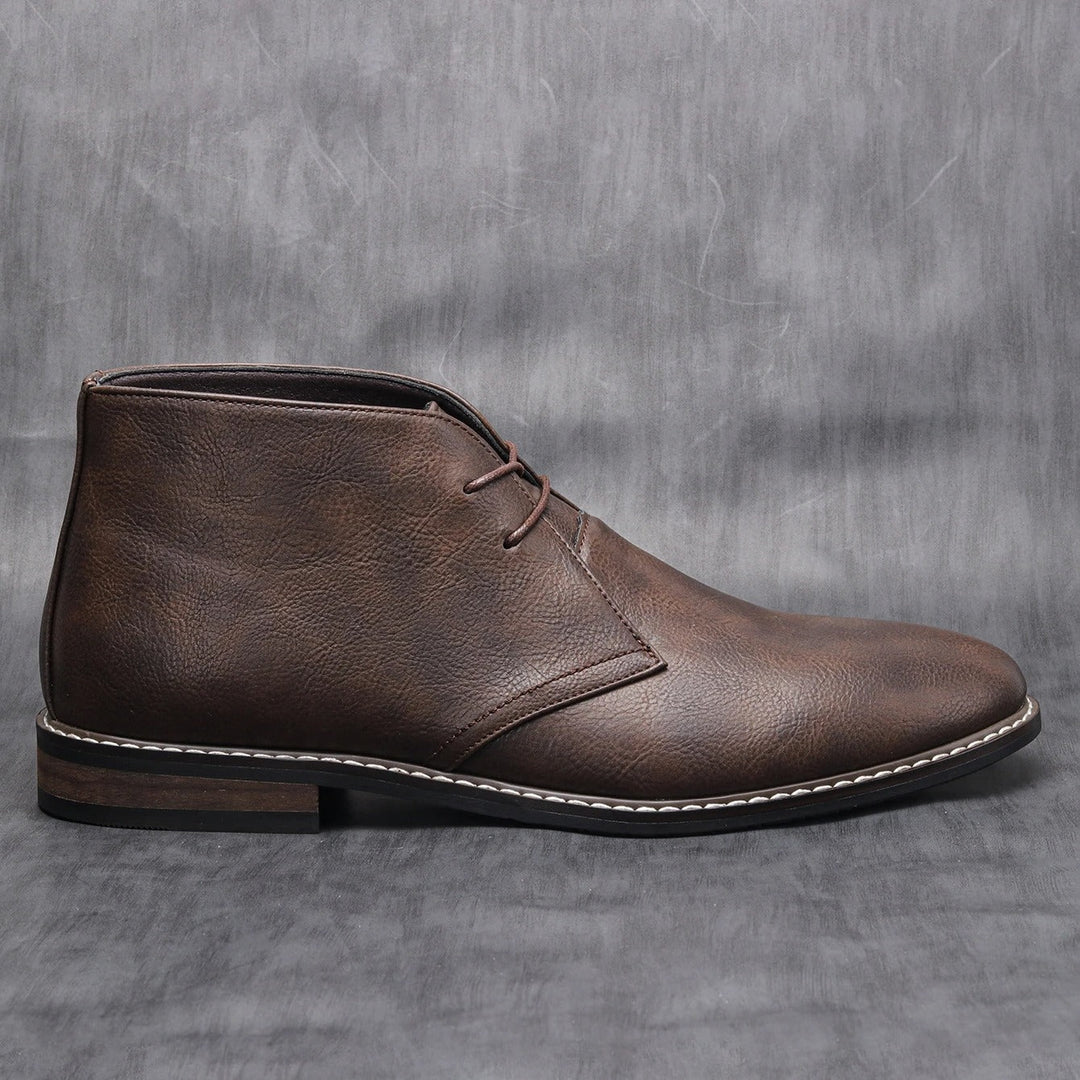 Zapatos de hombre marrones de estilo clásico. Calzado vintage elegante para oficina y eventos con confort.