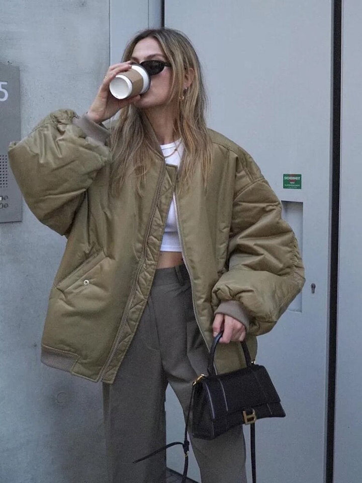 Moderna chaqueta bomber oversize de mujer, perfecta para un look casual y versátil.
