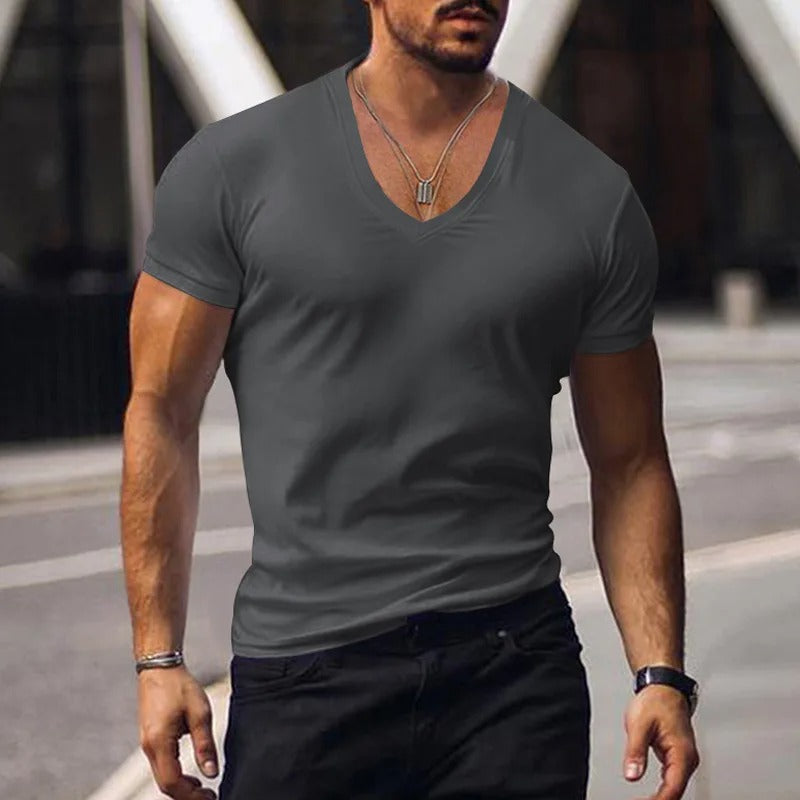 Camiseta slim fit de hombre con escote en V profundo y manga corta. Ideal para un look casual de verano.