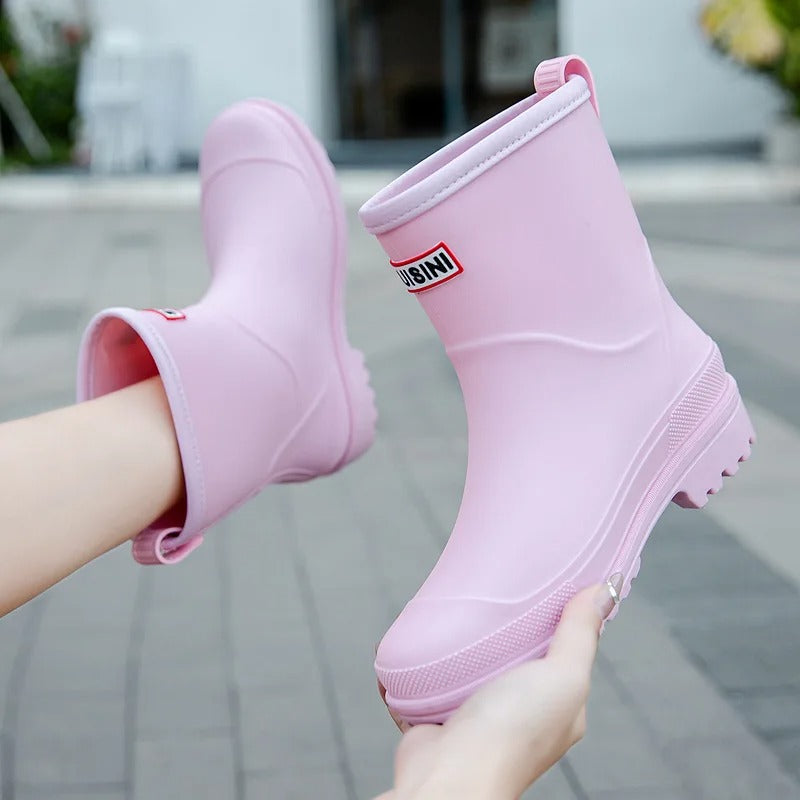 Botas de mujer impermeables, media caña, ofrecen protección y confort contra la lluvia.