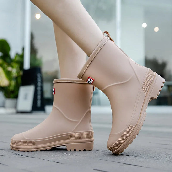 Calzado de invierno: botas impermeables de media caña para mujer, ideales para el día a día.