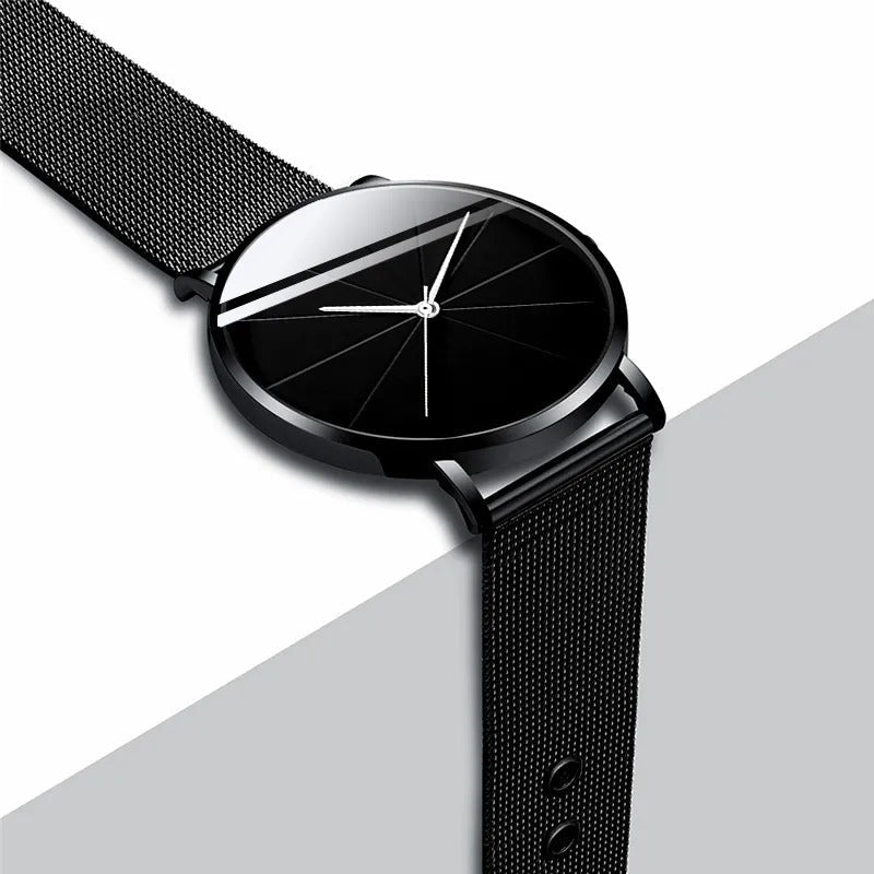 Lujoso reloj de pulsera para caballero, esfera clara y movimiento de alta precisión.