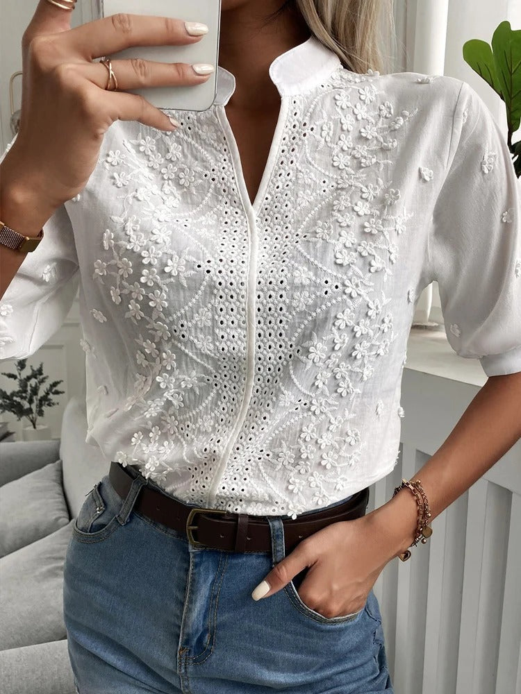 Blusa de verano para mujer, con bordado delicado, cuello alto y escote V. Moda femenina chic.