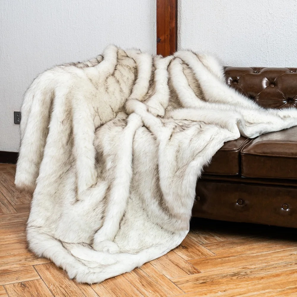Manta blanca de piel sintética suave, cálida y decorativa. Perfecta para el sofá, dormitorio o salón, aporta lujo y confort.