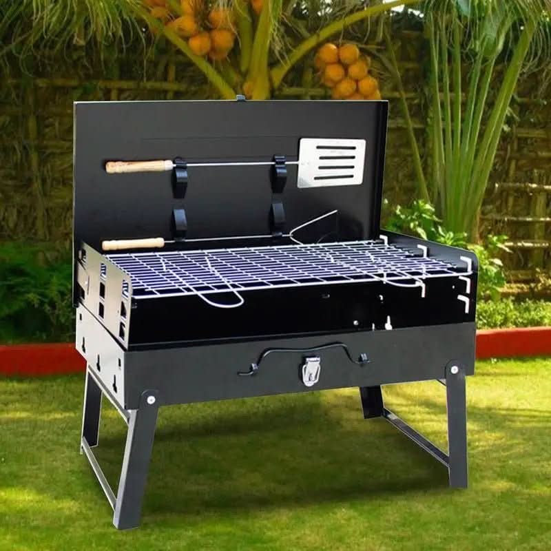 Barbacoa de acero plegable y resistente, perfecta para asados familiares en exteriores.