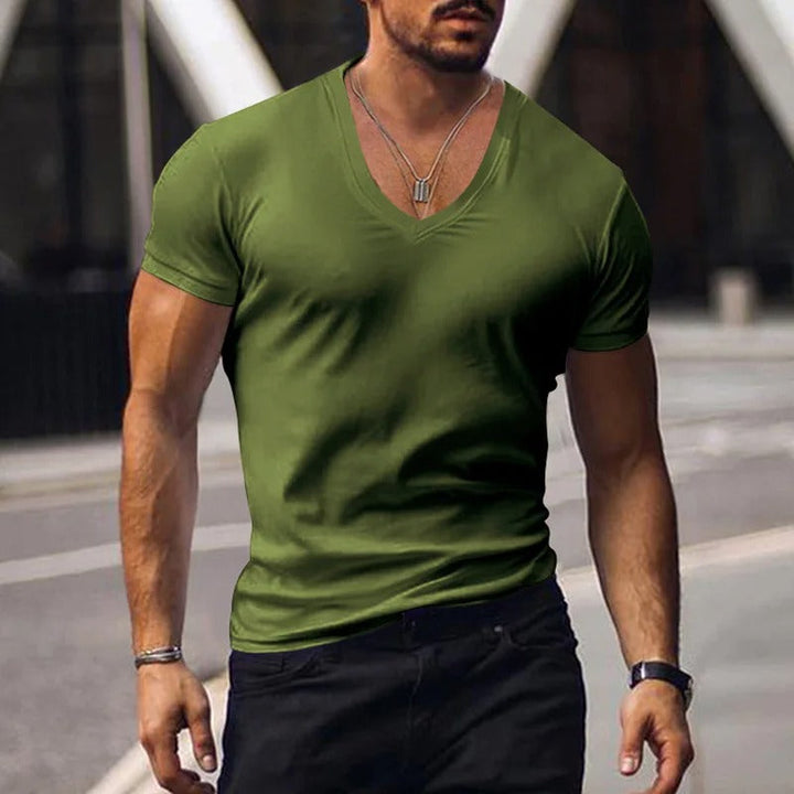Camiseta ajustada para hombre, estilo slim fit moderno, con escote en V. Perfecta para un look contemporáneo.