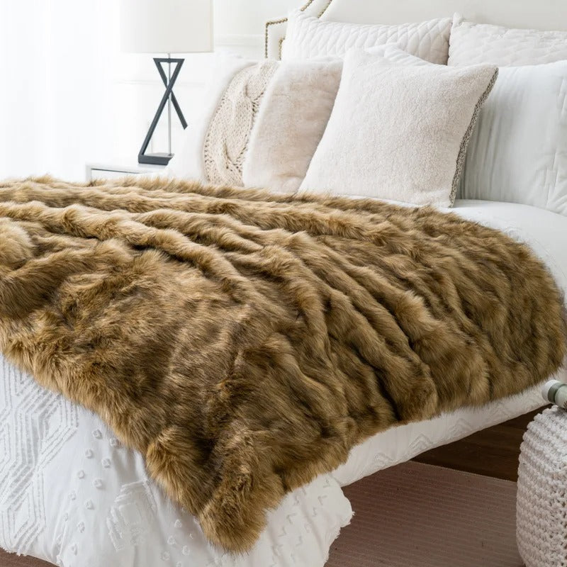 Manta de lujo, piel sintética de zorro gris. Decorativa y cálida para sofá, cama o como acento en el salón. Confort superior.