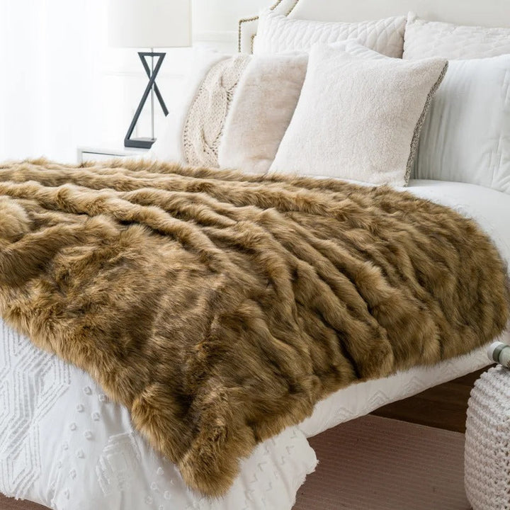 Manta de lujo, piel sintética de zorro gris. Decorativa y cálida para sofá, cama o como acento en el salón. Confort superior.