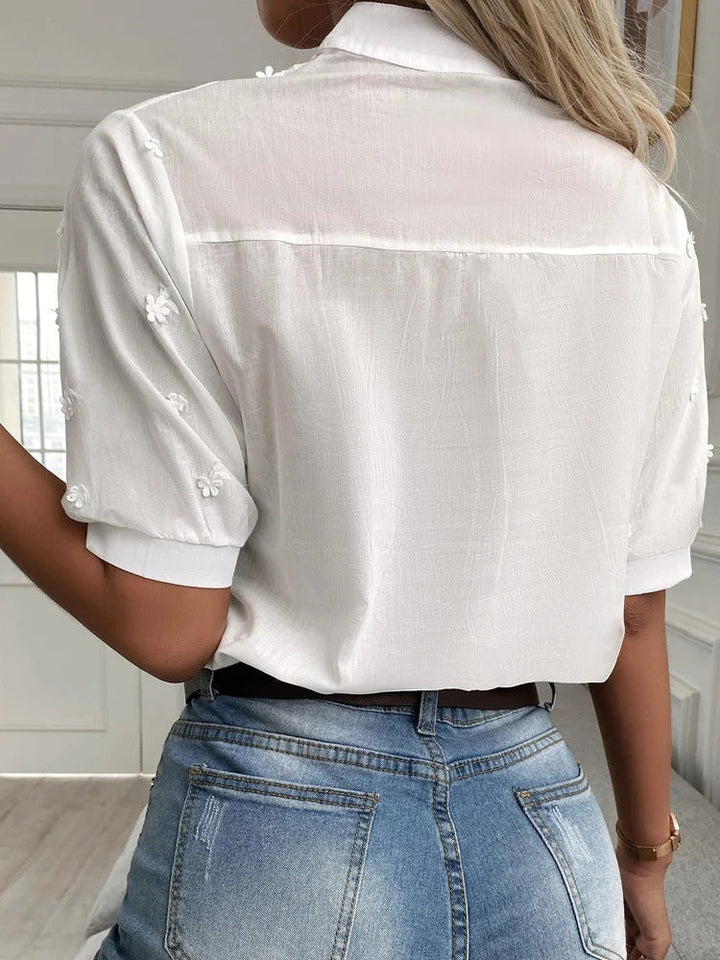 Top bordado versátil para mujer. Cuello alto y escote V. Prenda sofisticada para cualquier ocasión.