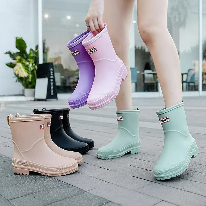 Botas de moda impermeables de media caña para mujer, estilo urbano y funcionalidad.