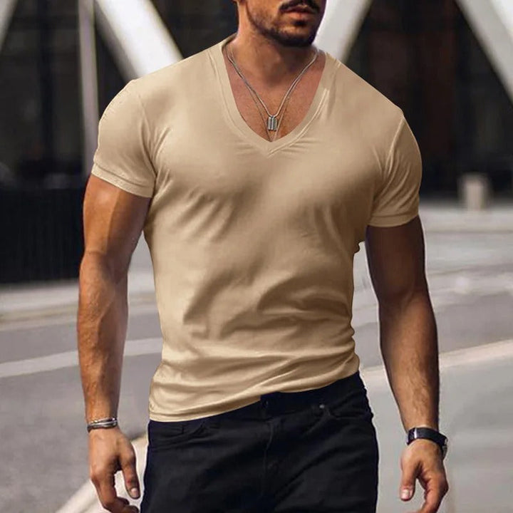 Camiseta de hombre con escote en V profundo, corte slim fit. Tendencia casual, ideal para ropa de verano.