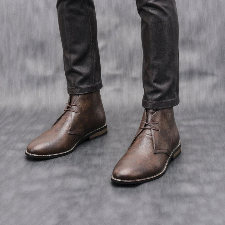 Zapatos marrones de hombre, confort diario. Calzado vintage para oficina, moda masculina y eventos.