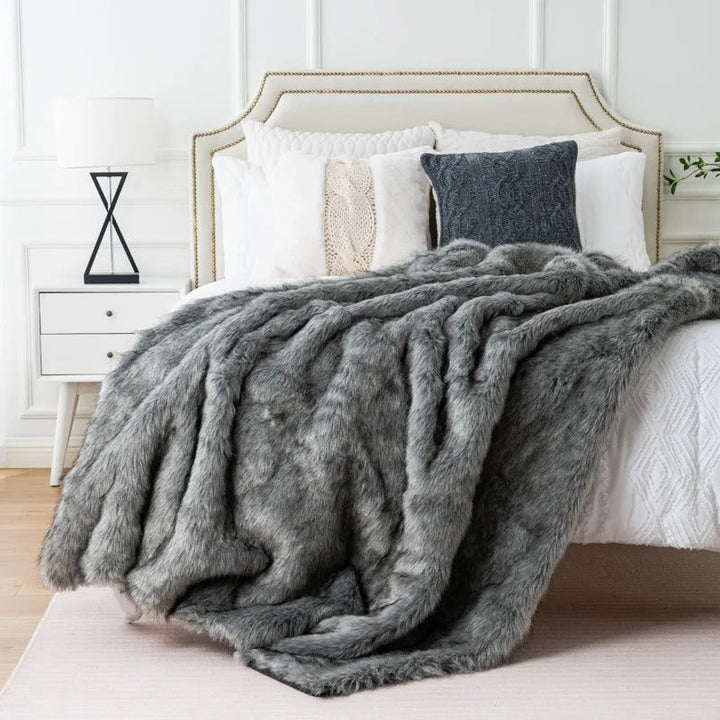 Manta de piel sintética de alta calidad, textura zorro real, suave y cálida. Ideal para un hogar elegante y confortable.