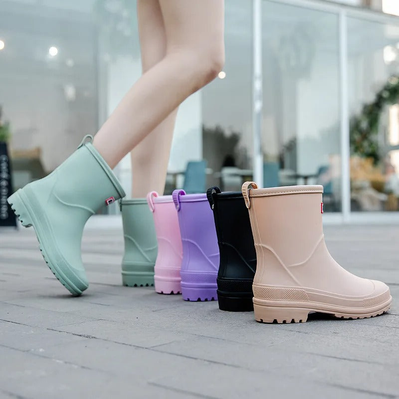 Botas de media caña para mujer, impermeables, combinan moda y funcionalidad en clima lluvioso.