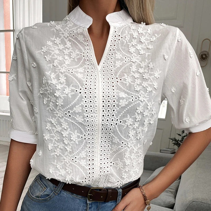 Top bordado casual-elegante para mujer. Cuello alzado y escote en V. Atuendo versátil de primavera.