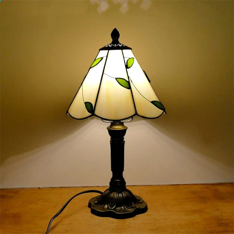 Lámpara de mesa LED estilo Tiffany vintage. Perfecta para decoración retro en dormitorio u oficina.