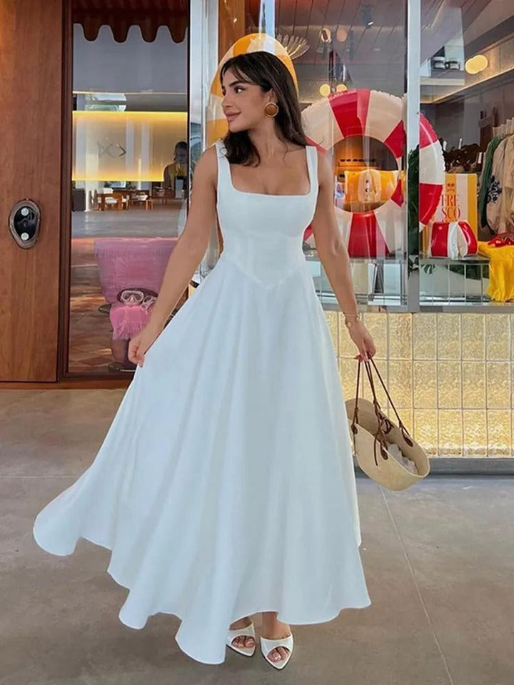 Detalle del escote cuadrado en vestido midi negro sin mangas, cómodo y versátil para un look elegante de verano.