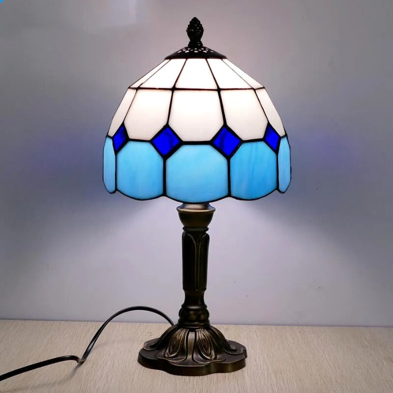Lámpara de mesa LED barroca con pantalla de vidrio Tiffany. Iluminación ambiente para hogar y diseño retro.
