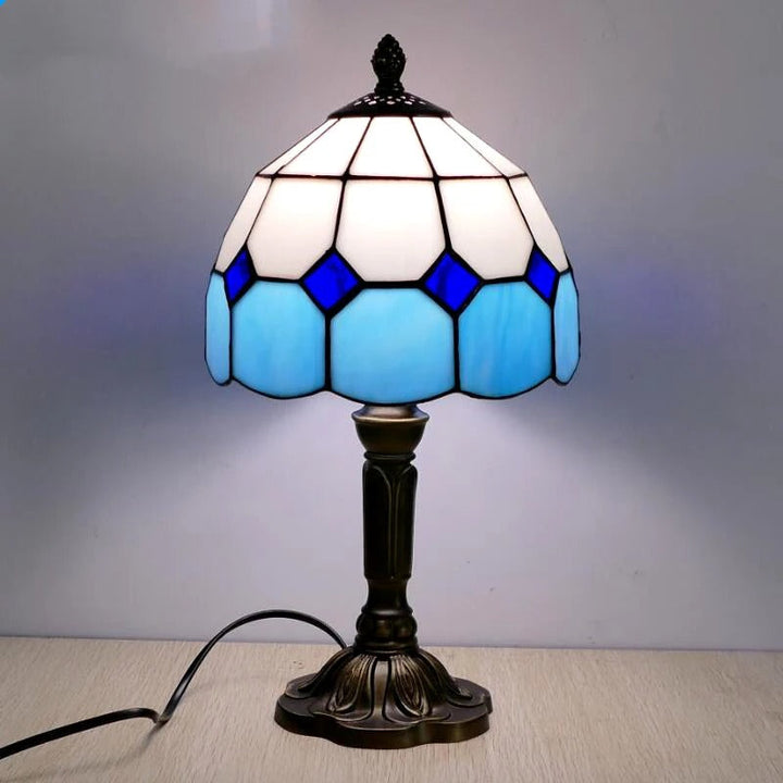 Lámpara de mesa LED barroca con pantalla de vidrio Tiffany. Iluminación ambiente para hogar y diseño retro.