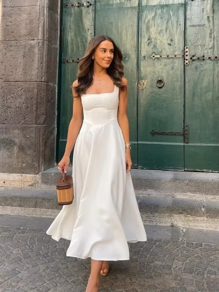Vista trasera de vestido midi negro sin mangas, destacando su silueta cómoda y elegante para mujer.