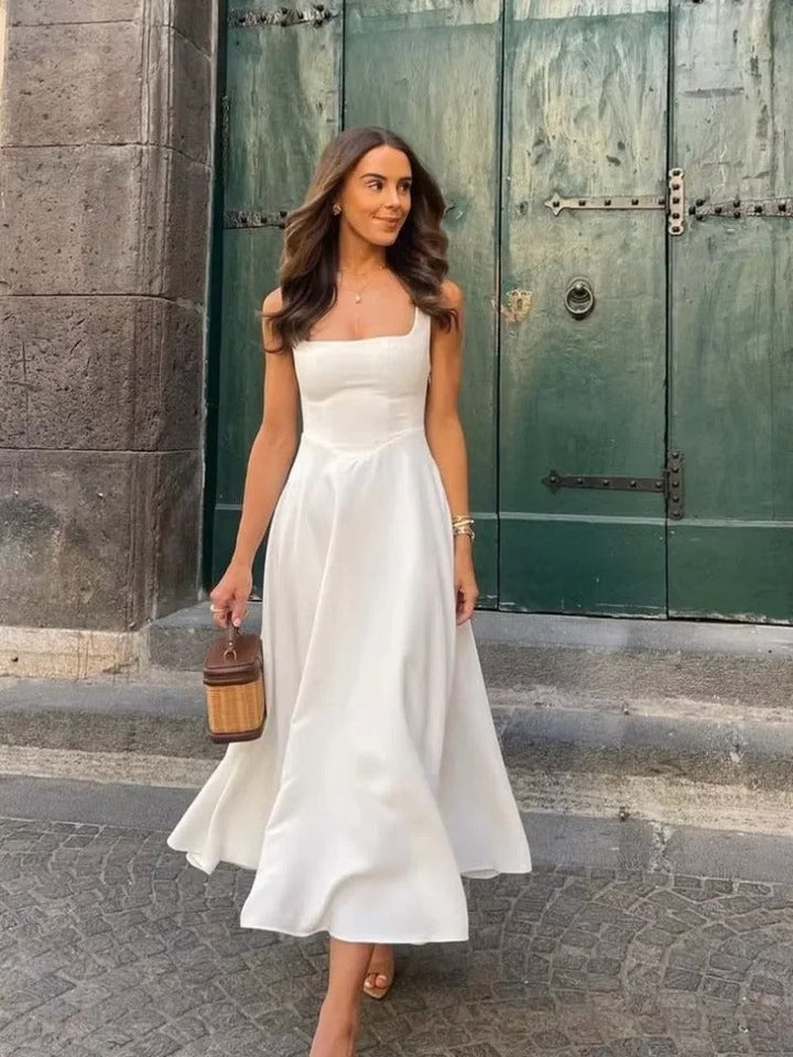 Vista trasera de vestido midi negro sin mangas, destacando su silueta cómoda y elegante para mujer.