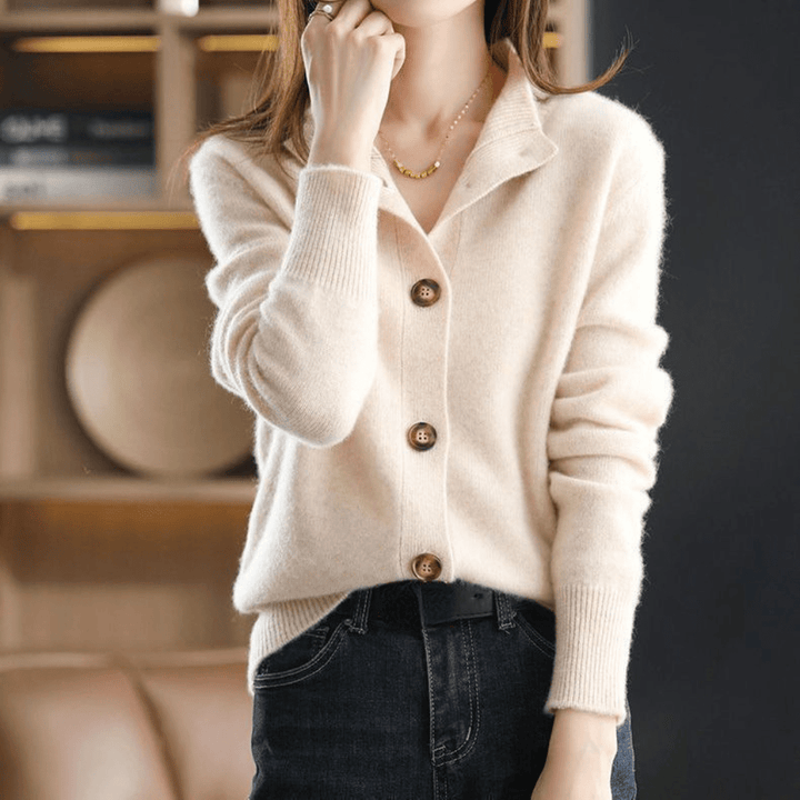 Detalle de cárdigan de mujer, suave tejido. Moda elegante y abrigadora para cualquier ocasión.