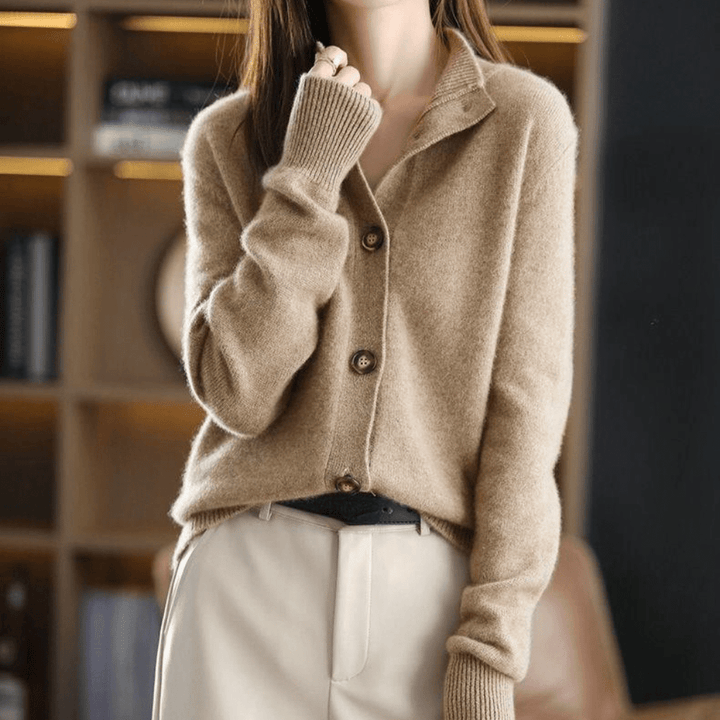 Mujer vistiendo un cárdigan elegante y cómodo. Ideal para ropa casual o de oficina en invierno.