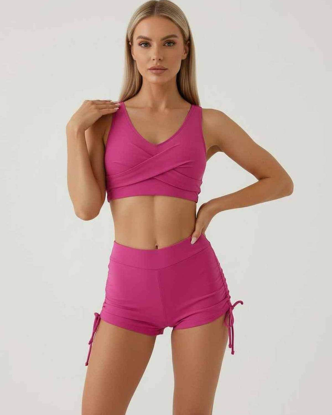 Conjunto rosa de verano para mujer: top corto y pantalón corto cintura alta. Estilo fresco para playa o casual.