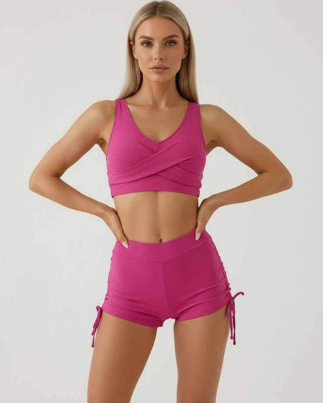 Conjunto de Verano para Mujeres: top crop y shorts de cintura alta. Atuendo fresco y elegante para días calurosos.