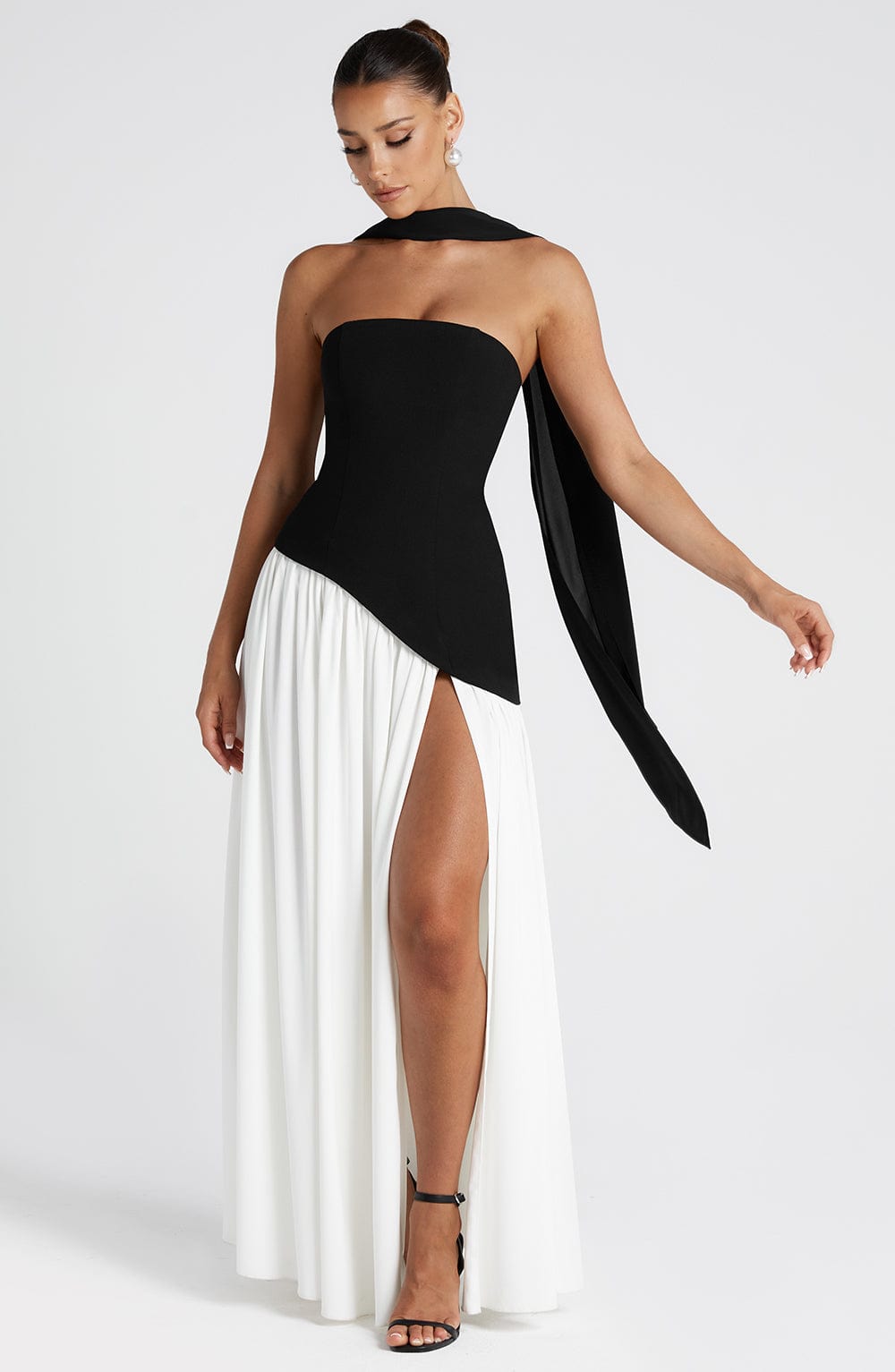 Moda primavera verano: Vestido maxi elegante con abertura atrevida y cintura asimétrica para mujer.