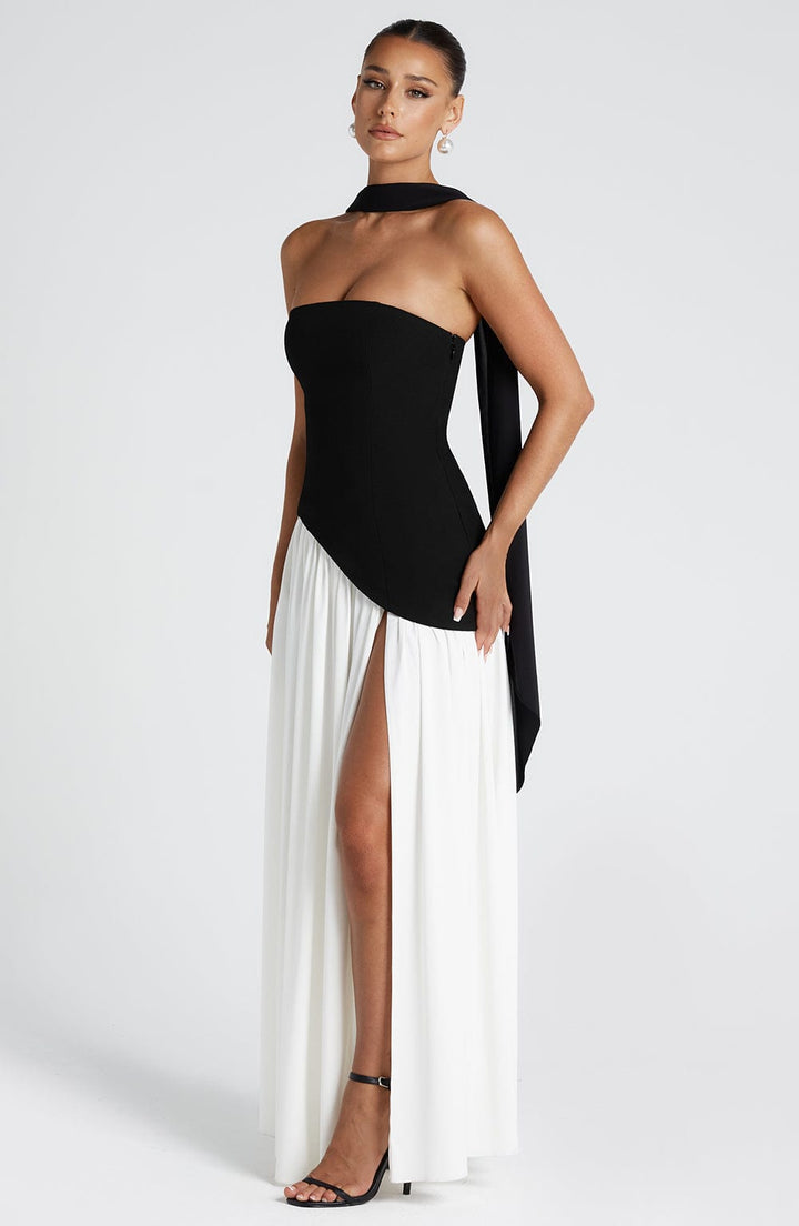 Vestido maxi elegante para eventos especiales. Abertura alta y cintura asimétrica. Look sofisticado.
