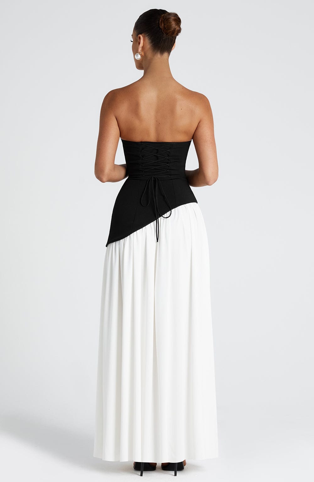 Vestido de noche para mujer, maxi, sin tirantes, con abertura atrevida y diseño asimétrico moderno.