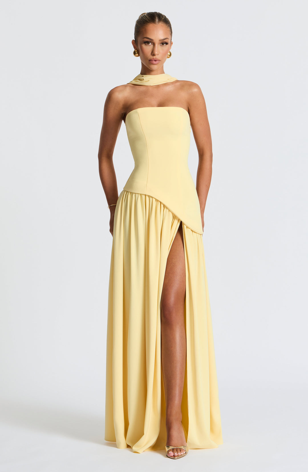 Vestido maxi elegante para mujer sin tirantes, abertura atrevida y diseño asimétrico. Ideal para fiesta.