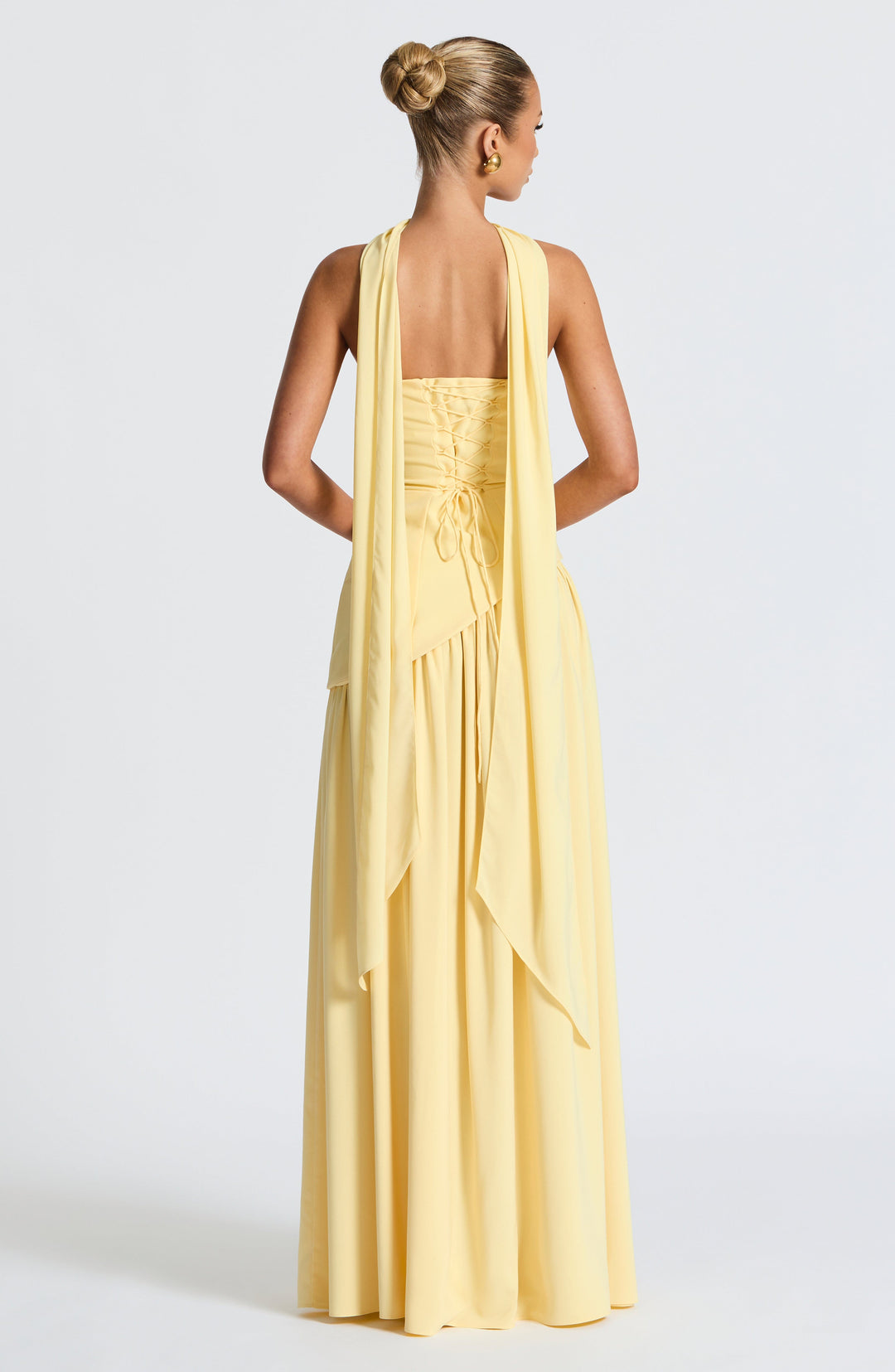 Vestido maxi sin tirantes para eventos especiales. Diseño asimétrico y abertura atrevida. Primavera verano.