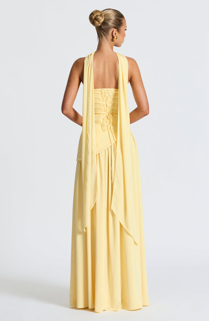 Vestido maxi sin tirantes para eventos especiales. Diseño asimétrico y abertura atrevida. Primavera verano.