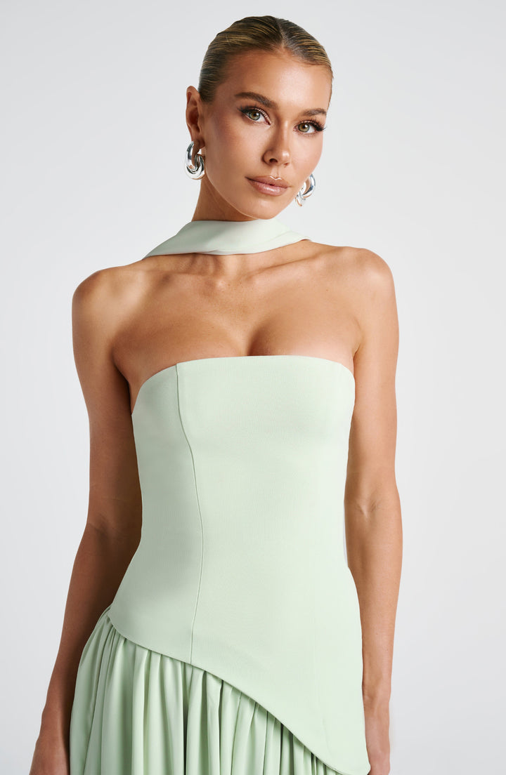 Elegante vestido de noche, maxi, con abertura atrevida y cintura asimétrica. Para eventos especiales.