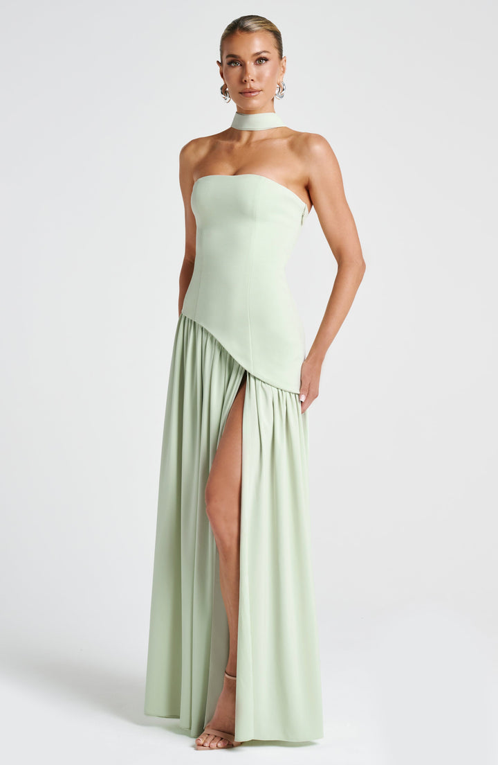Vestido maxi de mujer, sin tirantes, con abertura y diseño asimétrico. Perfecto para fiestas elegantes.