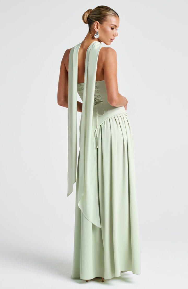 Moda femenina: Vestido maxi elegante con abertura alta y cintura asimétrica. Sin tirantes.